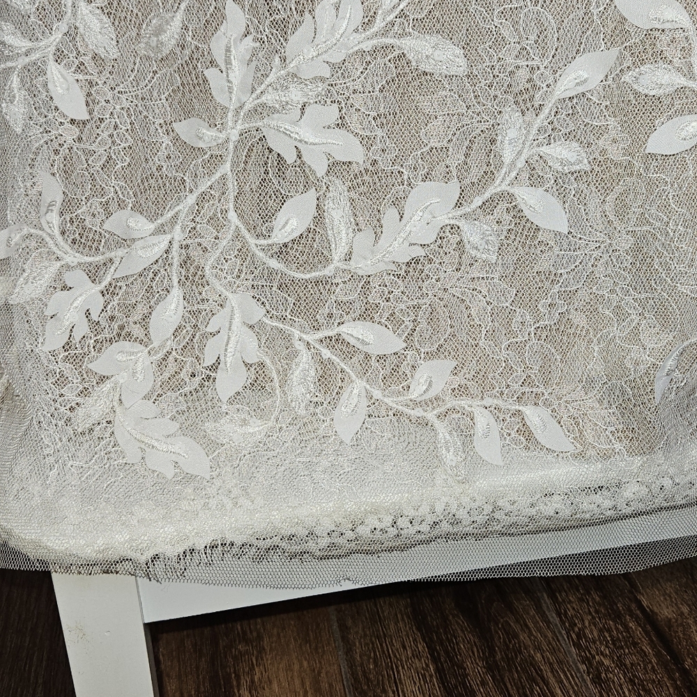 Melissa Sweet Wedding Dress & Veil - Picture 3 of 9
